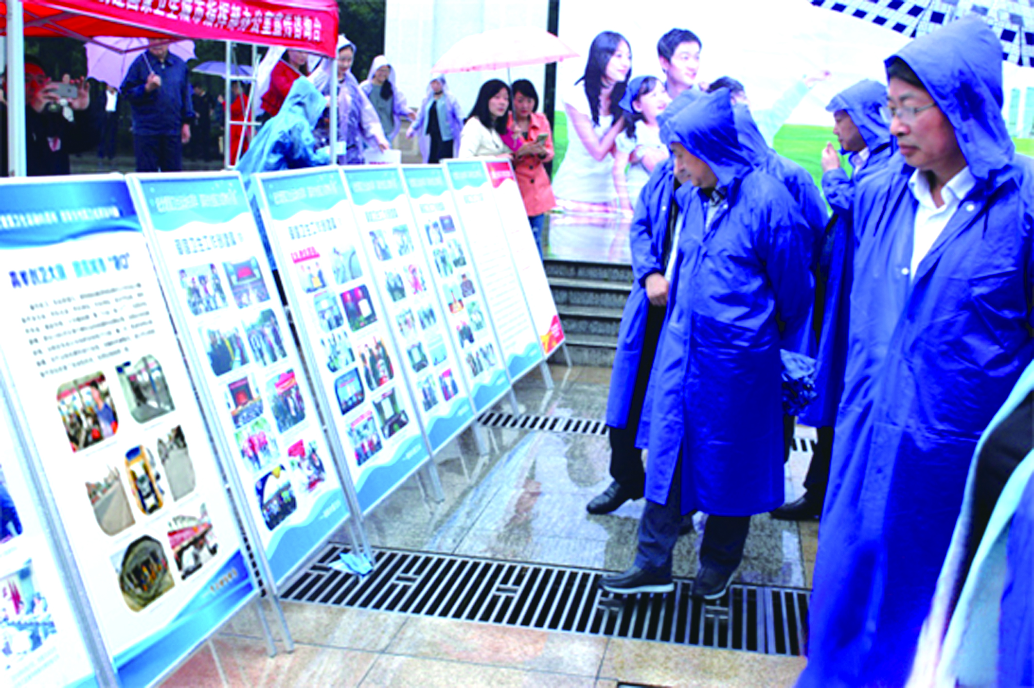 圖為市民冒雨在觀看我司圖文并茂創(chuàng)衛(wèi)成果展板。