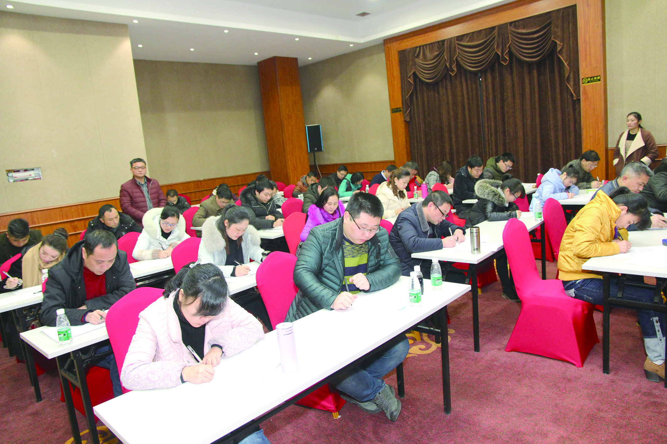1月15日，42名基層骨干正在認真答題