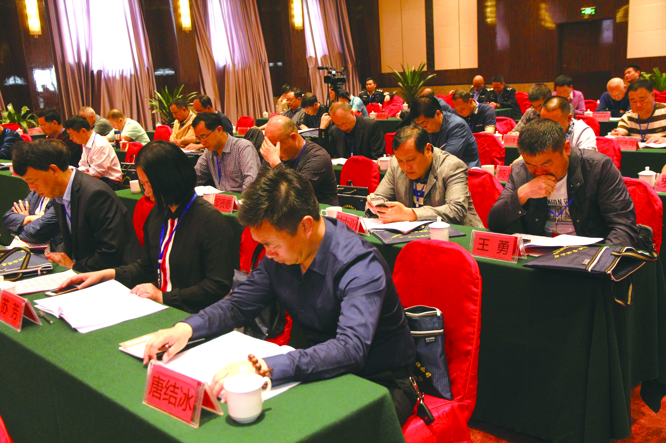 圖為第一屆五次股東代表在認(rèn)真聽(tīng)取工作報(bào)告。