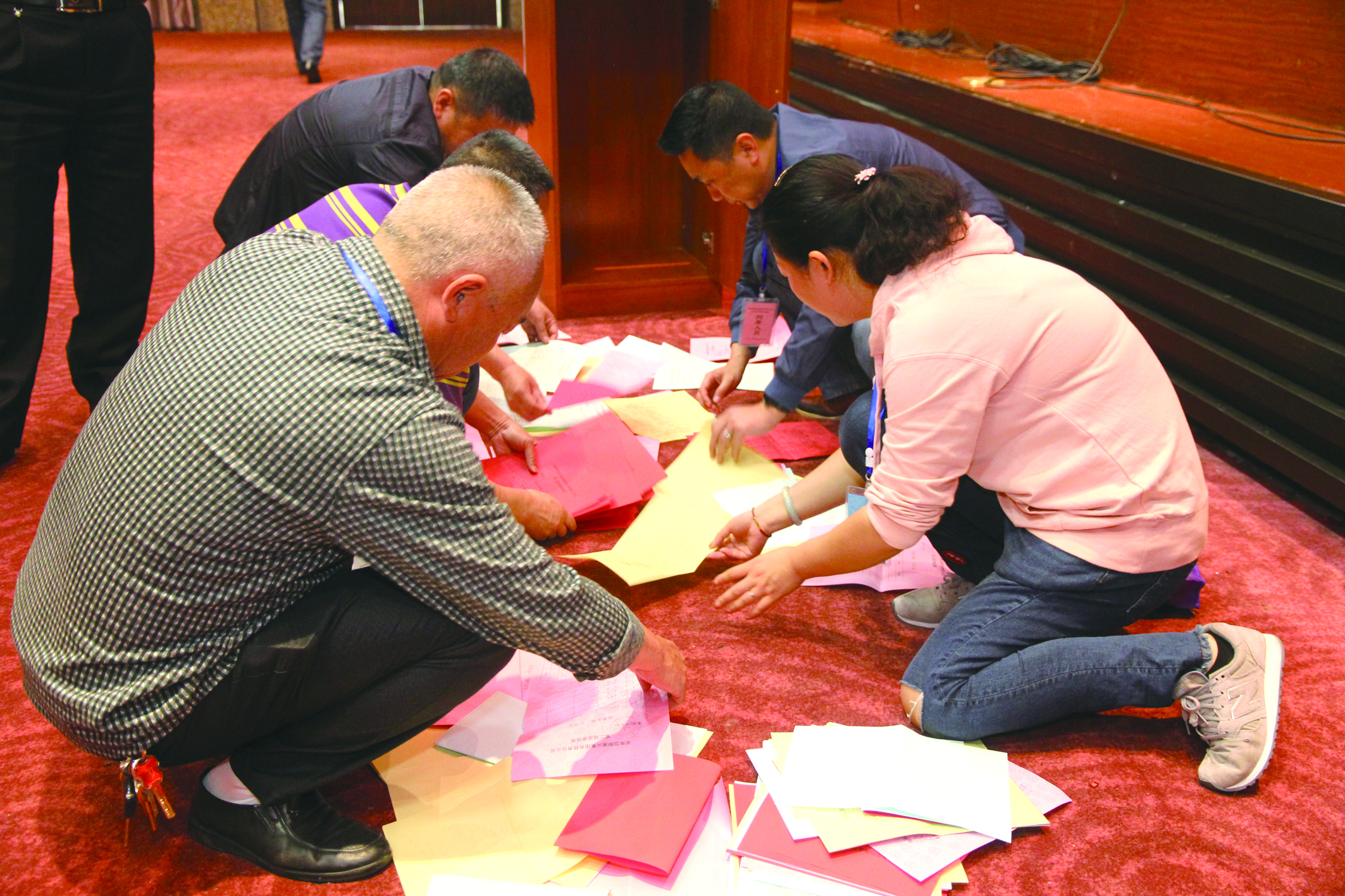 圖為工作人員在仔細(xì)清理選票。