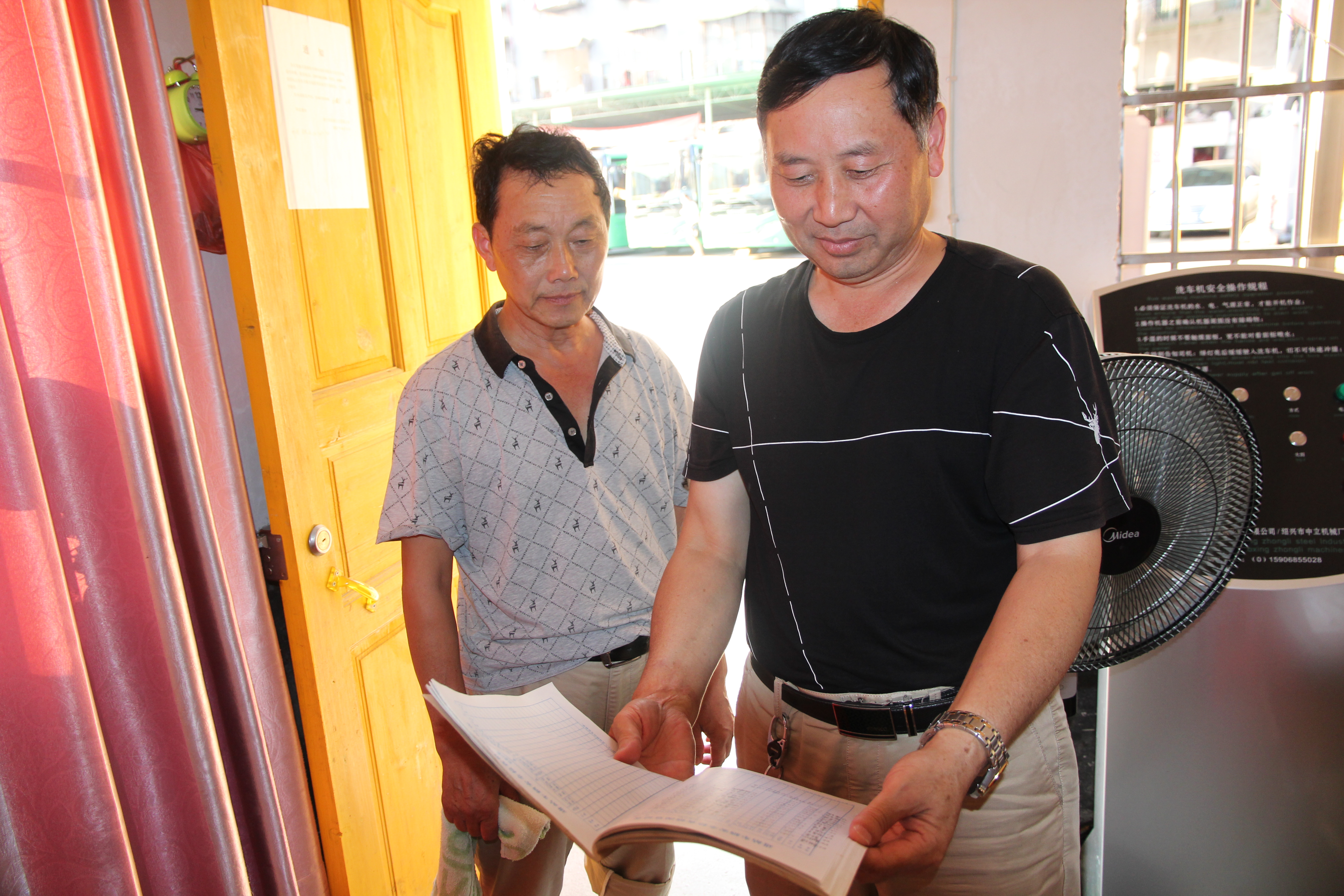 干工作就要盡力干好 ——記集團(tuán)公司優(yōu)秀黨員、綏寧綠洲公汽公司經(jīng)理李茂良 祖   冠