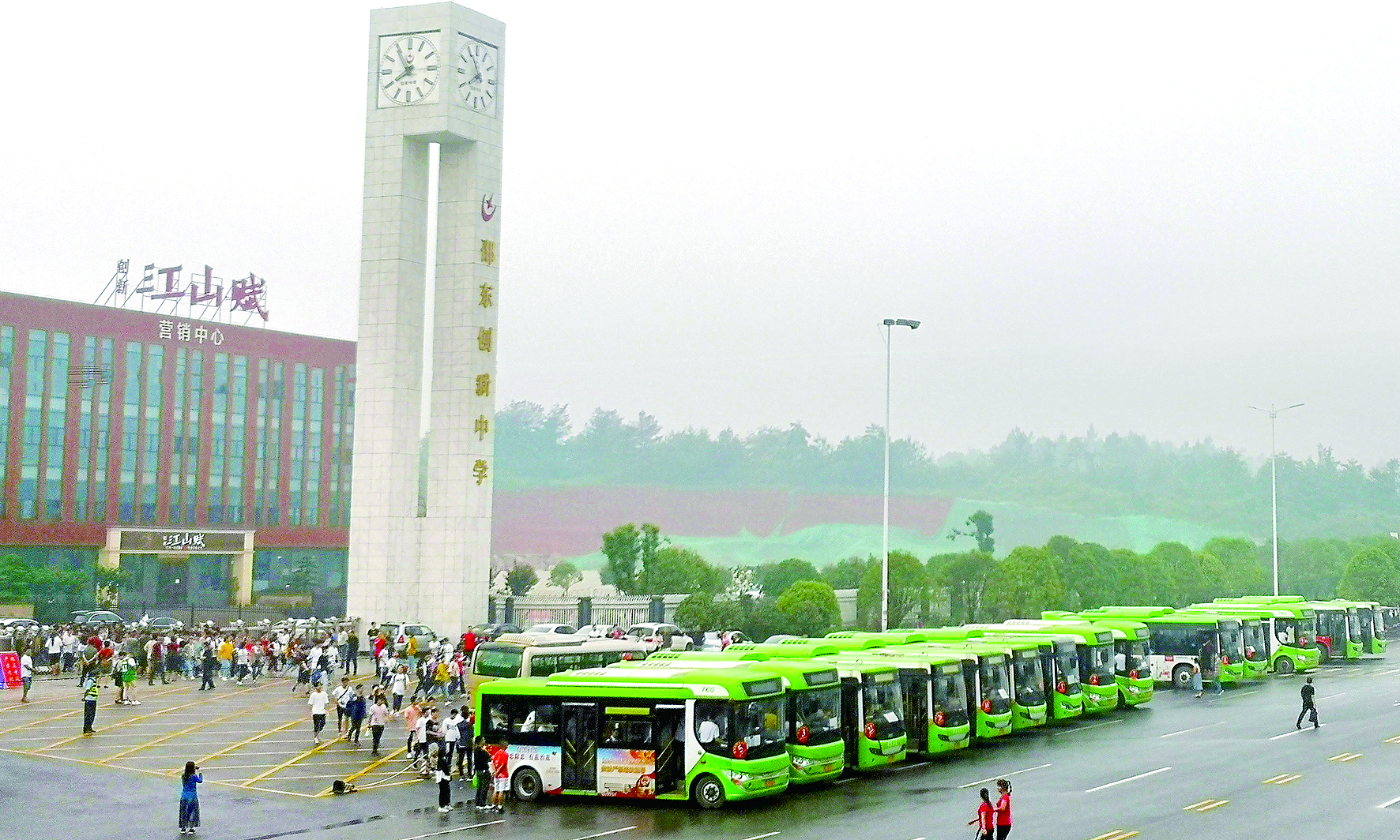 愛心送考 多方給力 邵東公汽 （尹向連報(bào)道） 為認(rèn)真貫徹落實(shí)邵東縣高考交通運(yùn)輸保障工作會(huì)議精神，確保2019年高考接送工作安全、平穩(wěn)、萬(wàn)無(wú)一失，邵東公汽公司領(lǐng)導(dǎo)未雨綢繆，提前要求車隊(duì)做好應(yīng)急預(yù)案。高考前夕，該公司對(duì)全部運(yùn)營(yíng)車輛進(jìn)行安全檢查；對(duì)駕駛員進(jìn)行培訓(xùn)教育，加強(qiáng)了路檢路查，加大了對(duì)“三品”的檢查力度；要求所有的駕駛員“無(wú)聲”駕駛，特別是在靠近考點(diǎn)位置，嚴(yán)禁公交車?guó)Q笛，并調(diào)低了報(bào)站聲音，在調(diào)度中心后臺(tái)，循環(huán)發(fā)送降噪提醒，為考生營(yíng)造一個(gè)安靜的考試環(huán)境。 同時(shí)，該公司就運(yùn)力安排、車輛安全、優(yōu)質(zhì)服務(wù)、照顧考生等方面做了全面部署，并協(xié)調(diào)交警就送考車輛行駛線路做了具體規(guī)劃。另規(guī)定高考期間，憑準(zhǔn)考證的考生與陪考家長(zhǎng)可以一起免費(fèi)乘坐公交車。 據(jù)悉，本次共派出近100輛新能源純電動(dòng)公交車為5000多名莘莘學(xué)子提供接送服務(wù)，贏得了服務(wù)學(xué)校領(lǐng)導(dǎo)及家長(zhǎng)的點(diǎn)贊。